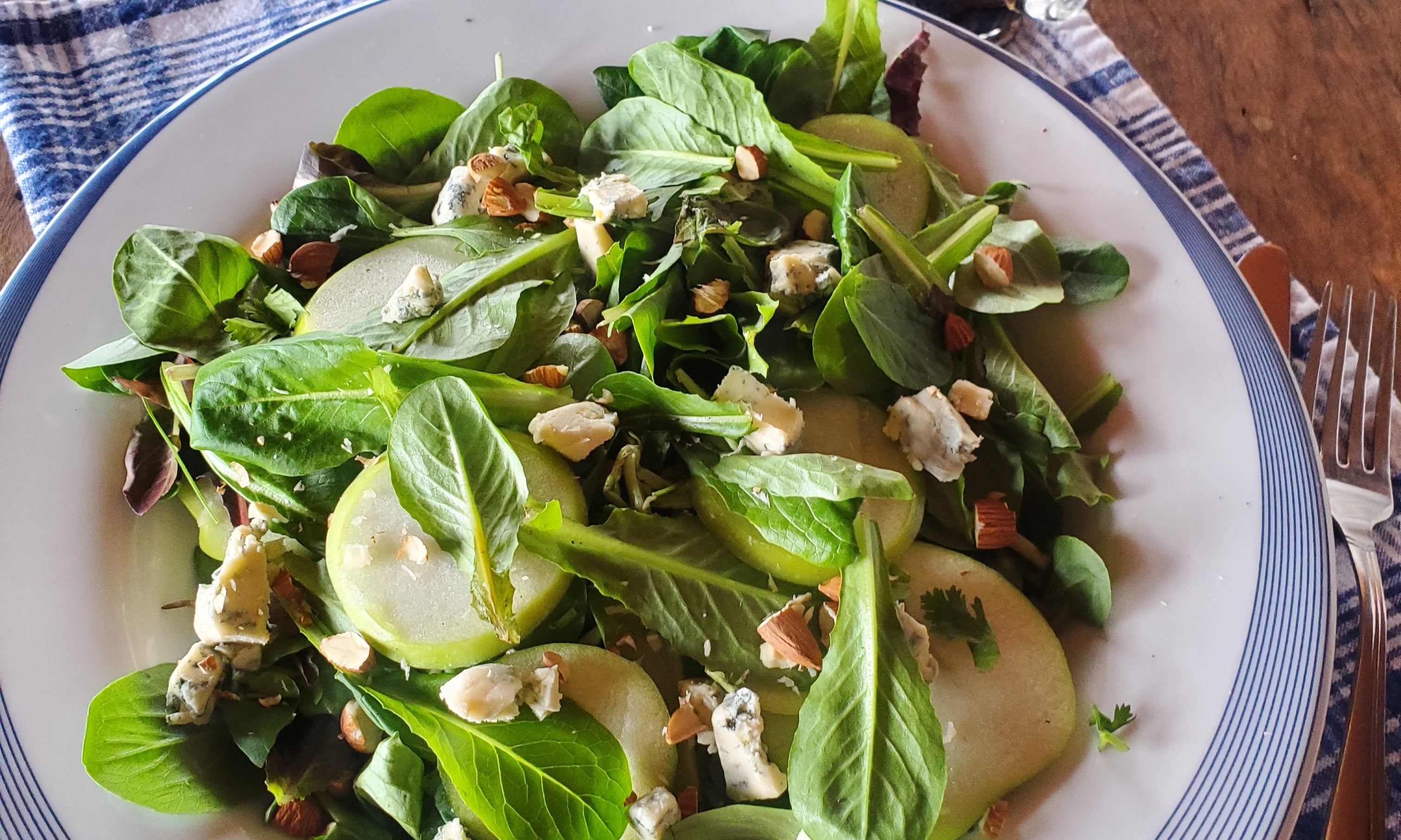 Ensalada con manzana y queso azul