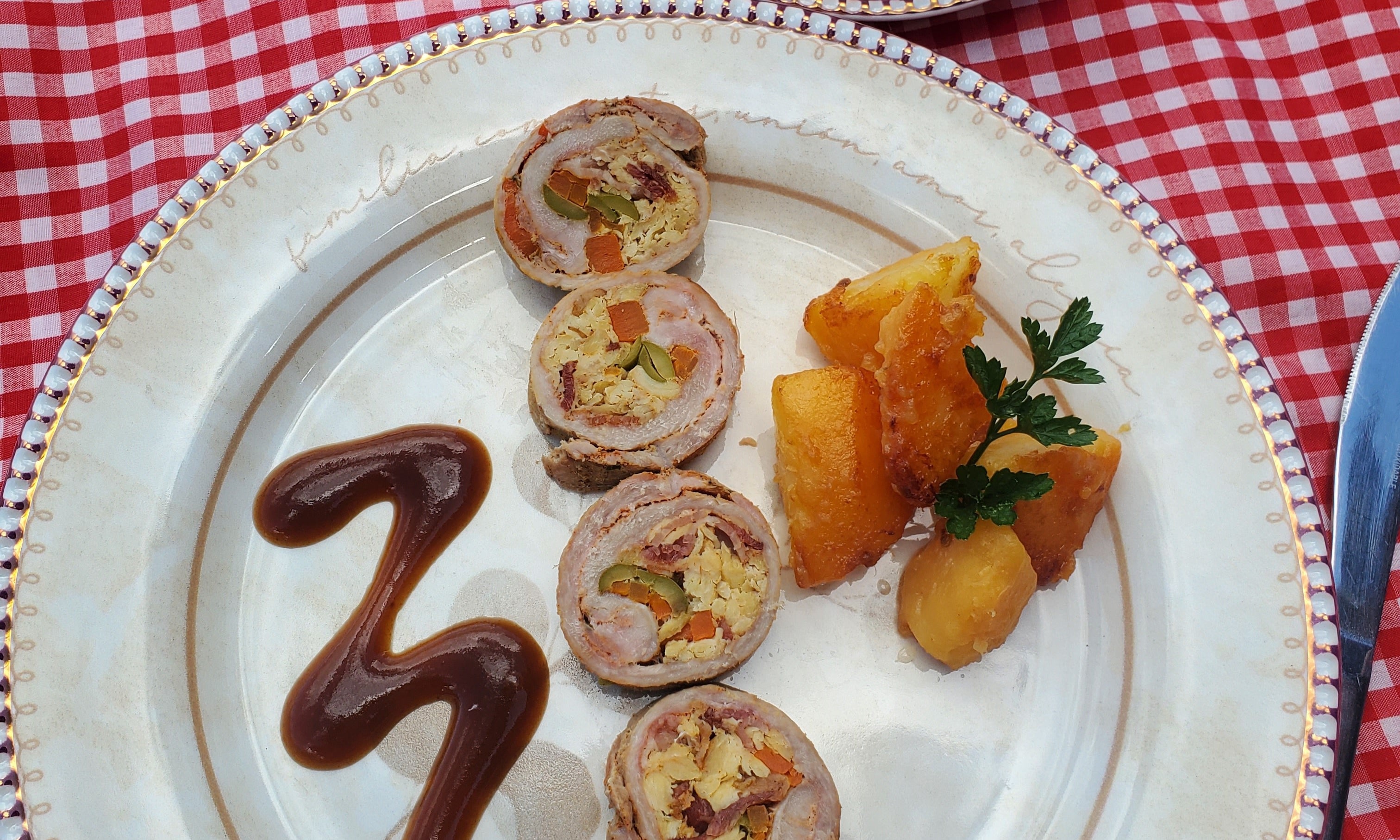 Rollo de pierna de cerdo con pollo y verdura